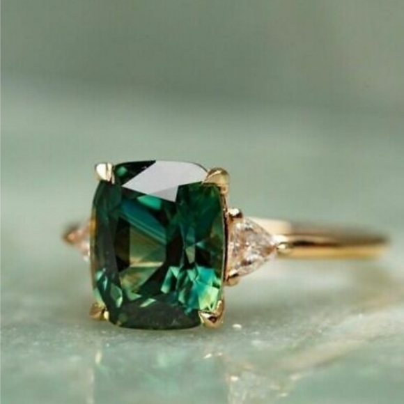 18k Emerald Princess Cut Ring - Picture 3 of 3